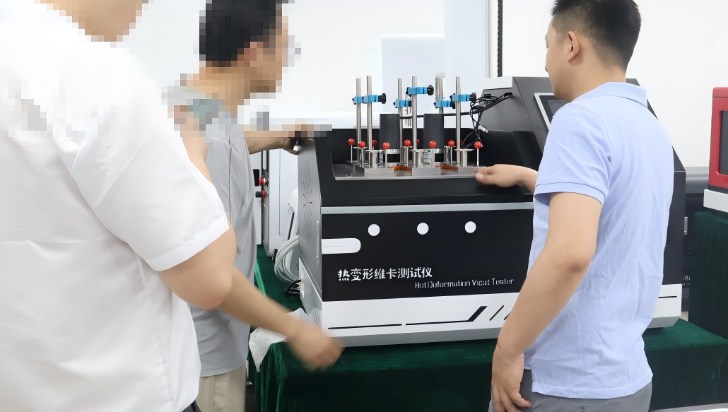 江蘇某某有限公司赴上海理濤考察設(shè)備熱變形維卡測(cè)試儀